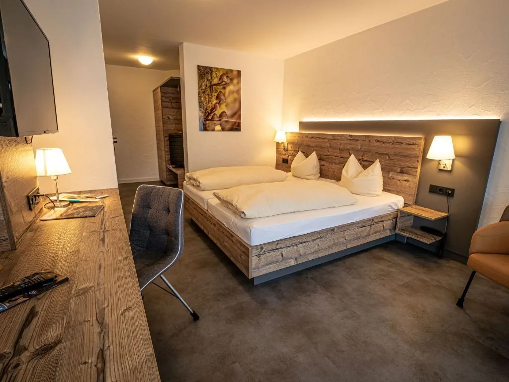 Komfort Zimmer - Massivholzmöbel und TV-Bereich