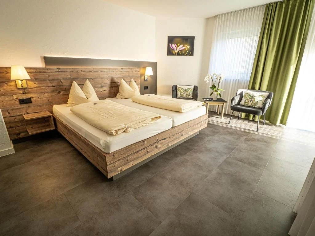 Komfort Zimmer - Gemütliche Sitzecke mit grünem Sofa