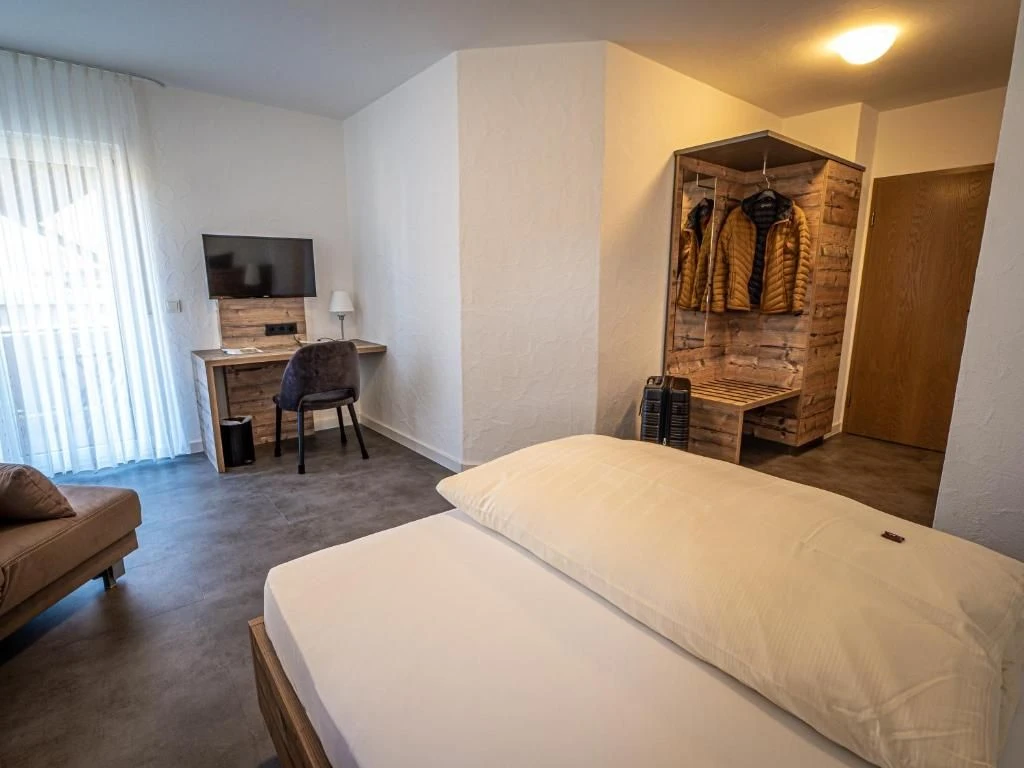 Komfort Zimmer - Gesamtansicht mit Doppelbett